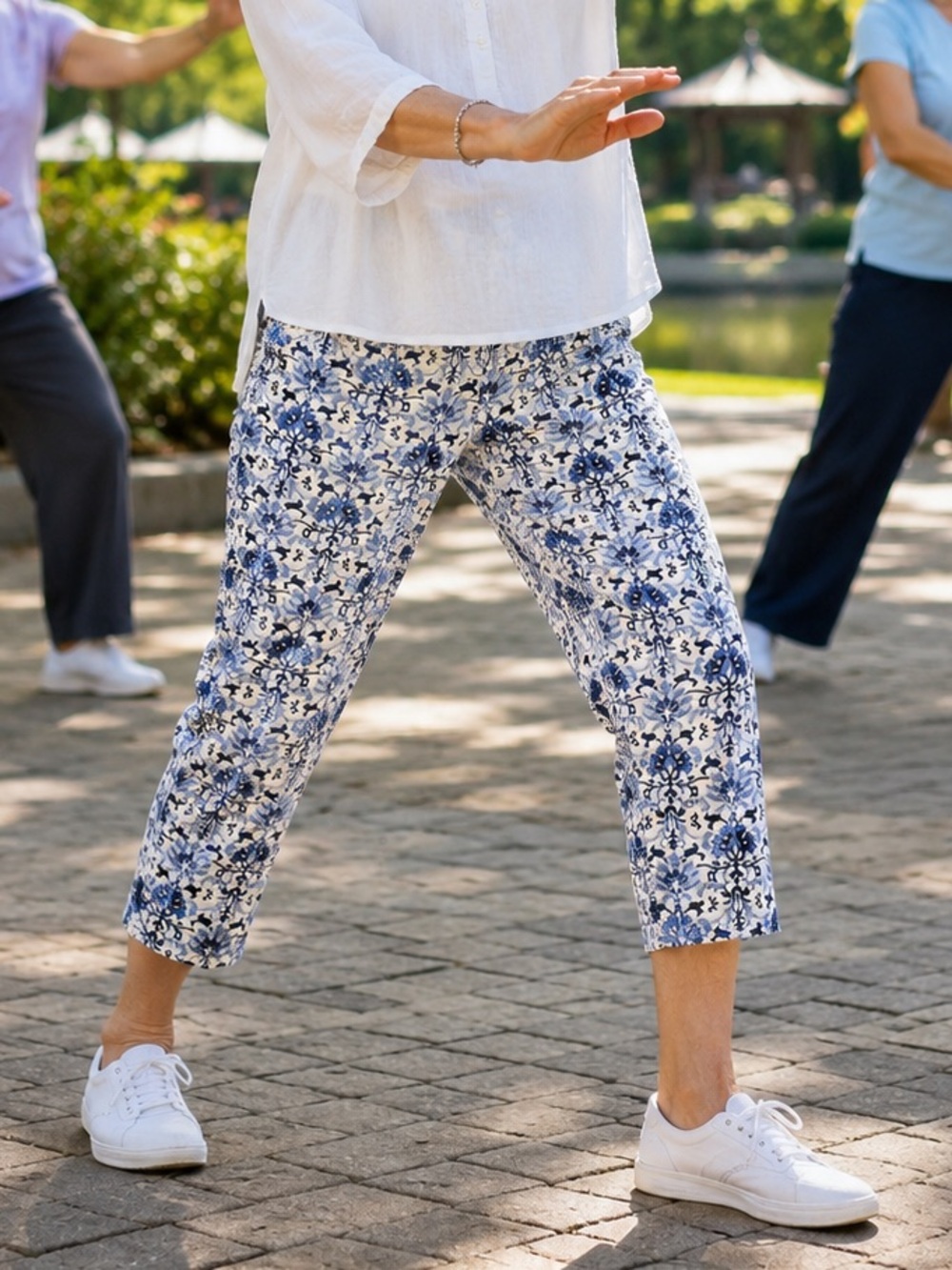 Talbots Petite 16 Blue Floral Stretch Capri Pants 97% Cotton